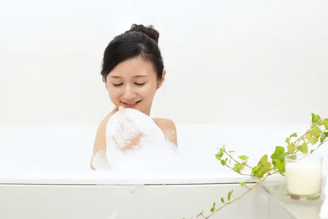加齢臭はお風呂で対策！体のニオイをケアする入浴方法を解説